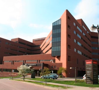 U of M Medical Residents Rally Outside Minneapolis Hospital After Year of Stalled Talks