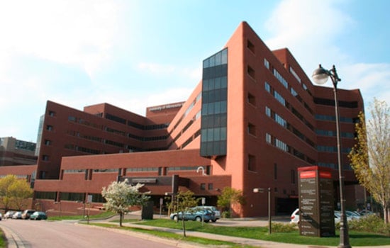 U of M Medical Residents Rally Outside Minneapolis Hospital After Year of Stalled Talks