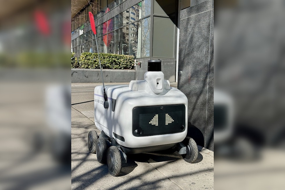 UT Knoxville Swaps Sidewalk Bots for Bigger, Screen-Faced Avride Robots
