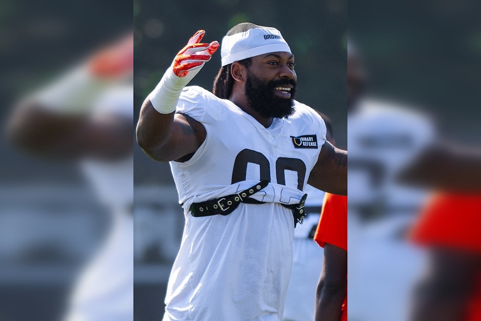 Za'Darius Smith Returns to NFL With Falcons After Losing Mom, Dad and Grandmother