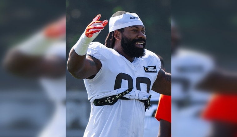 Za'Darius Smith Returns to NFL With Falcons After Losing Mom, Dad and Grandmother