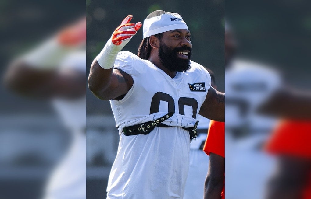 Za'Darius Smith Returns to NFL With Falcons After Losing Mom, Dad and Grandmother