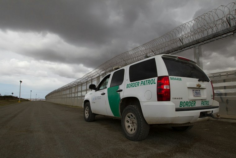 31 Migrants Pulled From Sealed Utility Truck Near Ocotillo, Driver Flees to Mexico