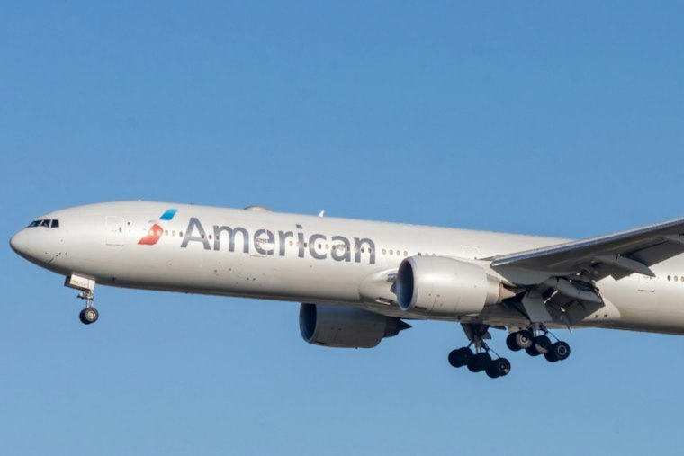 American Airlines Passenger Undressed Mid-Flight, Met by Police in Miami