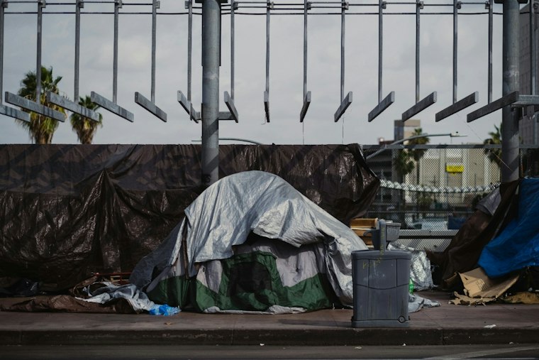 Arizona Daughter Combs Las Vegas Streets for Mother Missing 32 Years
