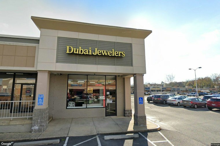 Armed Robbers Smash Their Way Into Springfield Jewelry Store, Flee With $600K