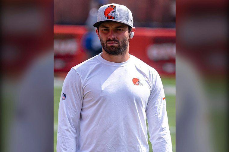 Baker Mayfield Dislocates Thumb as Winless Bucs Brace for Rookie QB