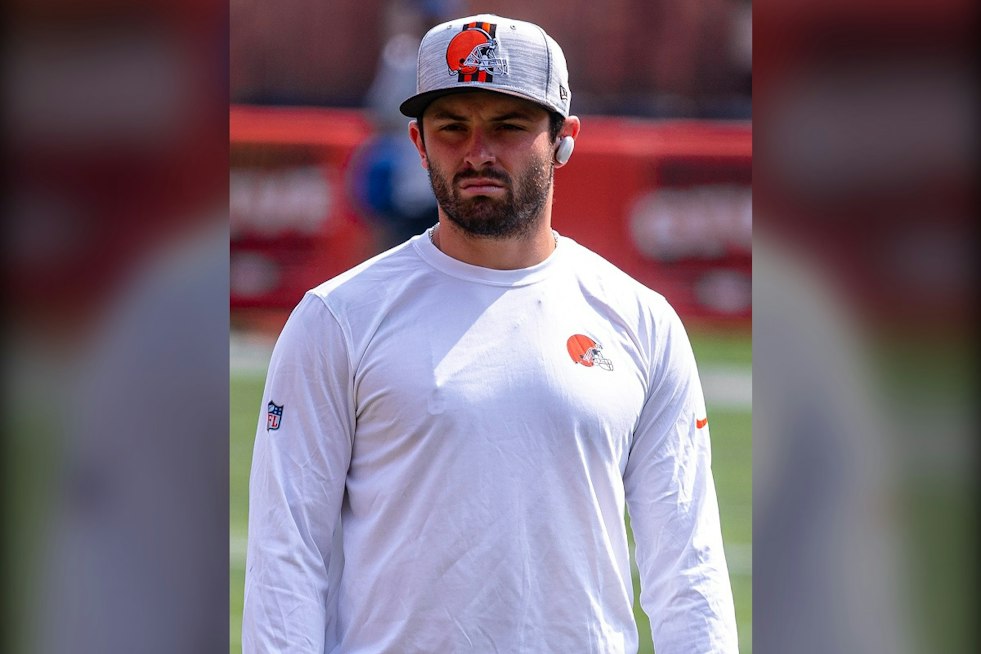 Baker Mayfield Dislocates Thumb as Winless Bucs Brace for Rookie QB