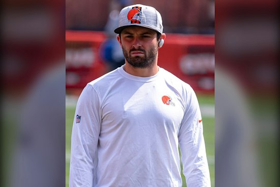 Baker Mayfield Dislocates Thumb as Winless Bucs Brace for Rookie QB
