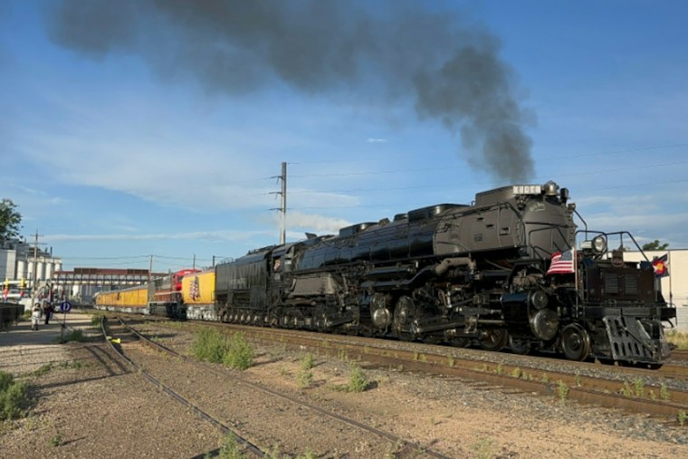 Big Boy No. 4014 Rolls Into Denver With Santa for First-Ever Holiday Tour