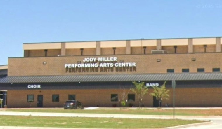Blanchard Honors Jody Miller With Family Tribute at Her Namesake Arts Center