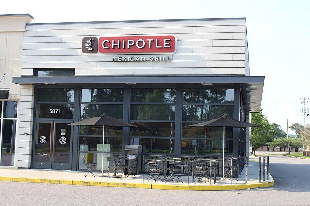 Chipotle Signs Lease at Fairlawn Town Center Near Summit Mall