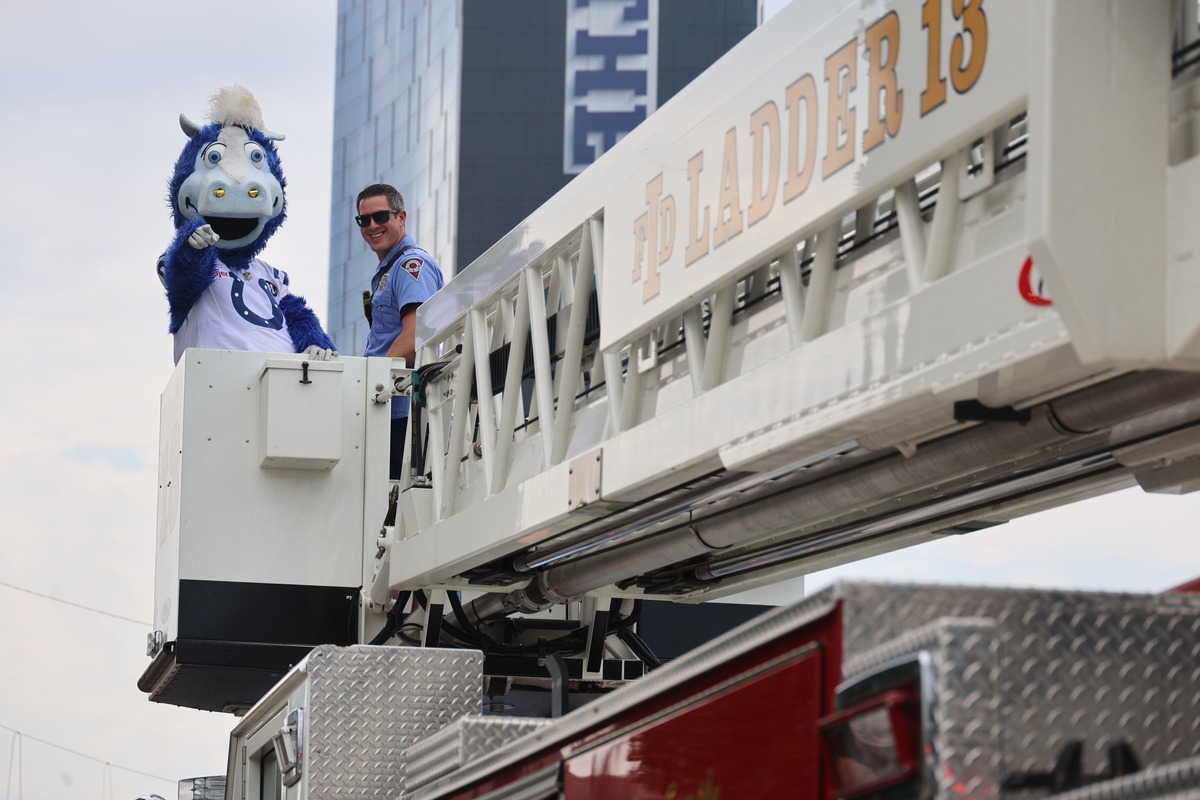Colts Mascot Blue Dyes Downtown Indianapolis Canal Blue