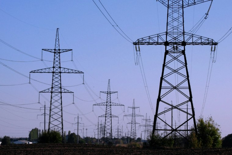 Construction Crane Slams Power Line, Blacks Out Cleveland's East Side