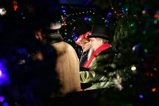Dolly Parton's Smoky Mountain Christmas Carol Hits Minneapolis After Her Death