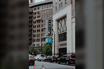 Dragon Con Fans Lose Midtown Hotel Rooms After Surprise Sale, Scramble for Beds