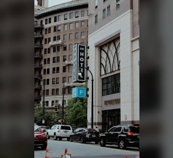 Dragon Con Fans Lose Midtown Hotel Rooms After Surprise Sale, Scramble for Beds