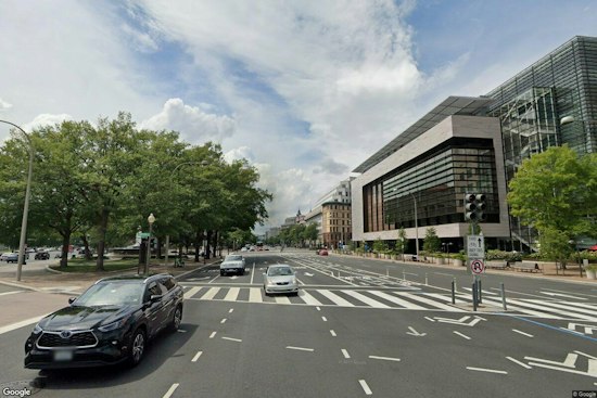 Man detained after car reaches sidewalk near White House