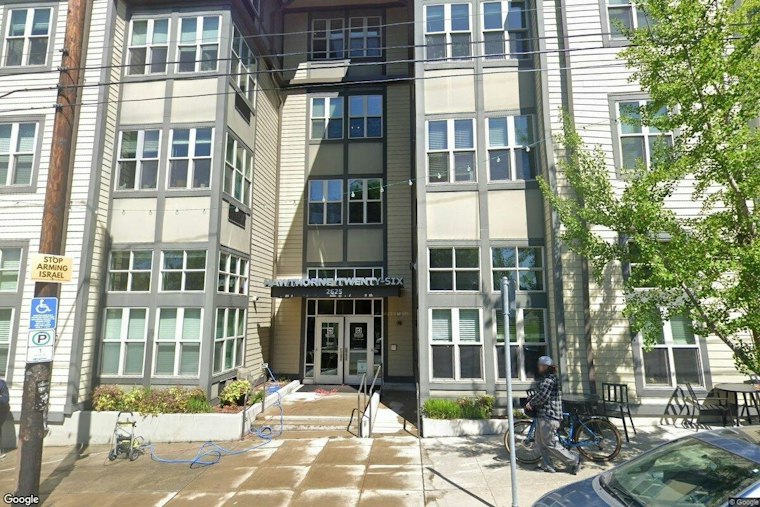 Engine 9 Responds to Southeast Portland Apartment Fire