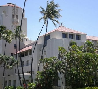 Honolulu Weighs $1,000 Peddling Fines as Waikīkī Retailers Cry Foul