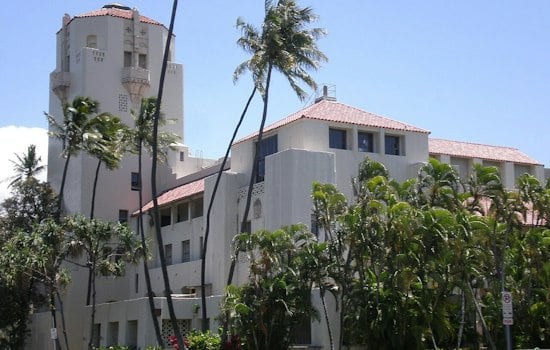 Honolulu Weighs $1,000 Peddling Fines as Waikīkī Retailers Cry Foul