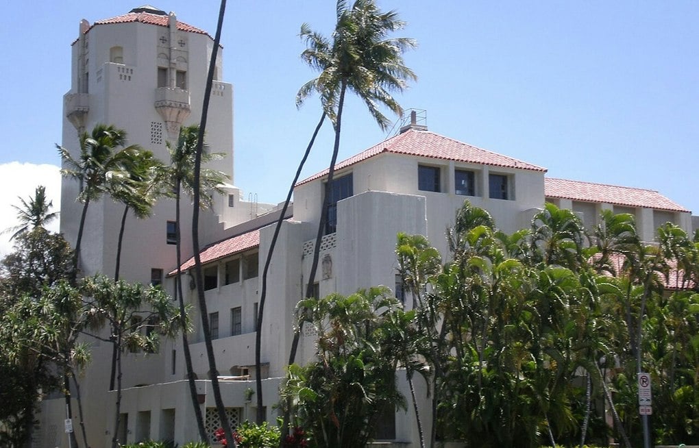 Honolulu Weighs $1,000 Peddling Fines as Waikīkī Retailers Cry Foul