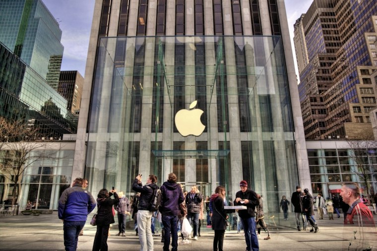 Hundreds Line Up at Fifth Avenue Apple Store as iPhone 18 Pro Hits Shelves