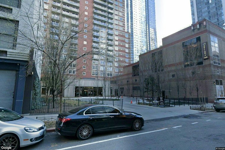 JPMorgan Grabs 418-Unit Hell's Kitchen Tower From Barings for $243.5M