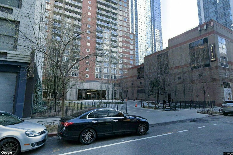 JPMorgan Grabs 418-Unit Hell's Kitchen Tower From Barings for $243.5M