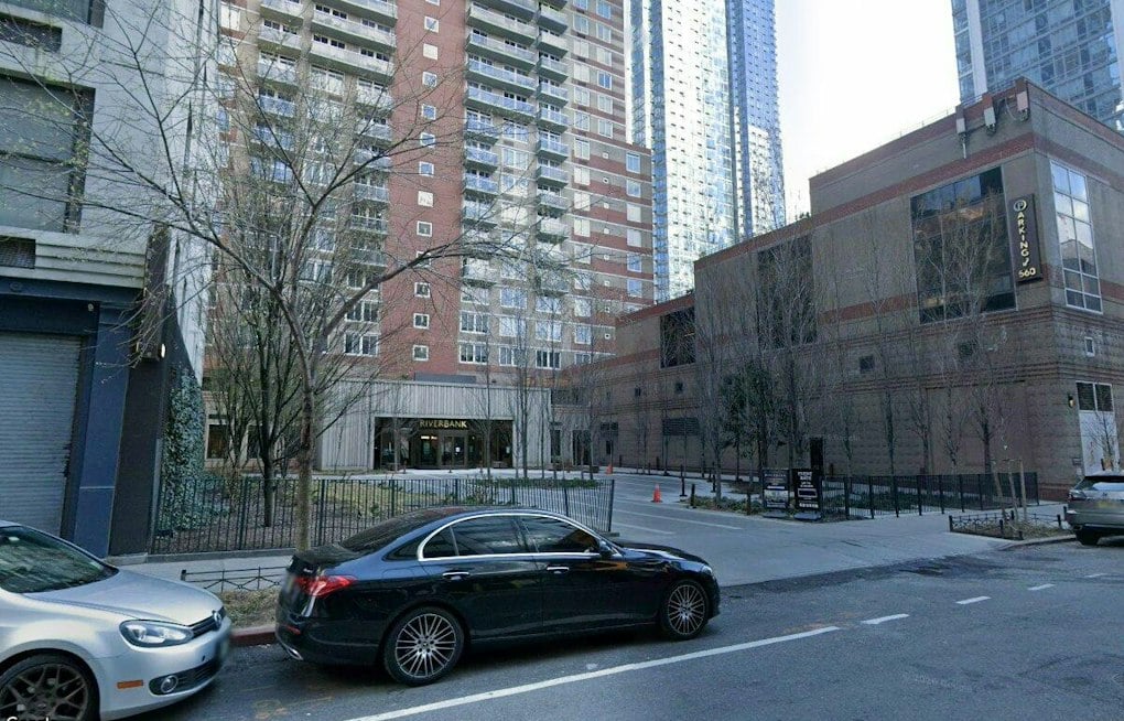 JPMorgan Grabs 418-Unit Hell's Kitchen Tower From Barings for $243.5M