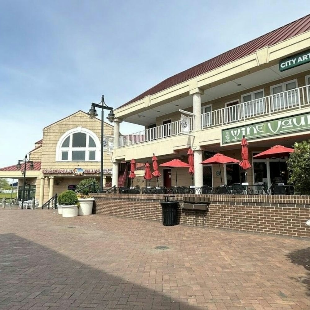 Juicy Dumpling Opens at University City’s Boardwalk