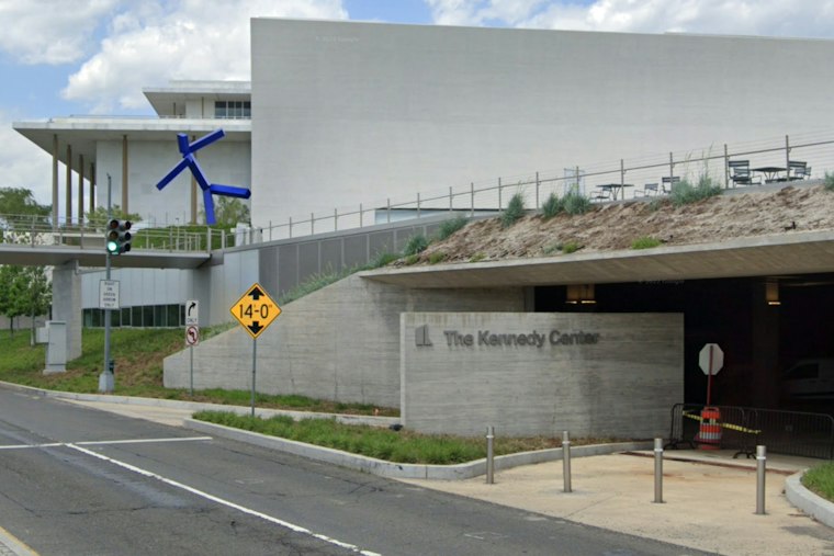 Kennedy Center Crane Shuts Down Parkway Lane to Haul Away 'Blue' Statue