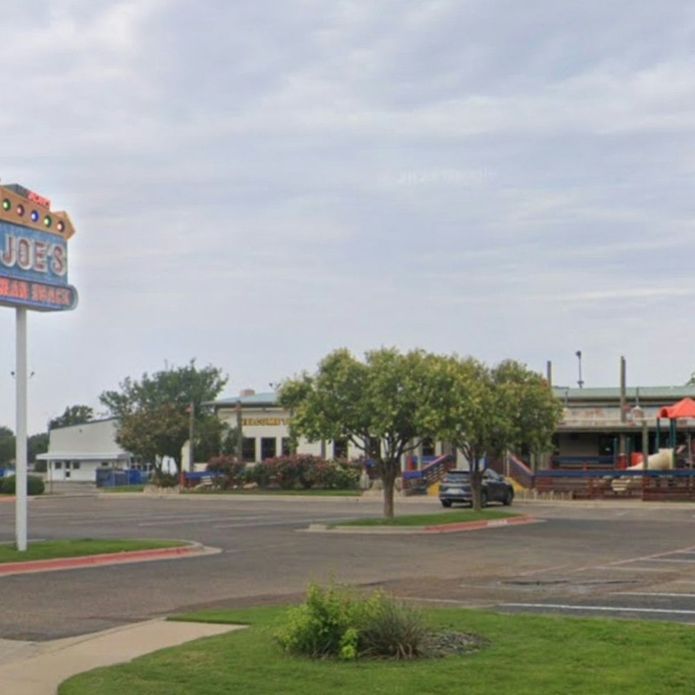 Landmark Bar & Kitchen Opens Sept 28 at Loop 289 in Former Joe's Crab Shack