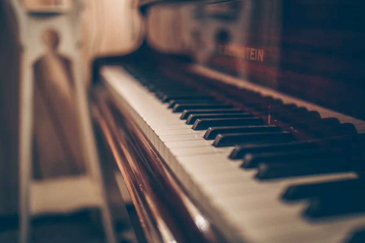 Las Vegas Piano Tuner Finds $10,000 Cash Under Lid After Viral Video