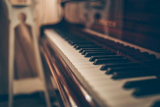 Las Vegas Piano Tuner Finds $10,000 Cash Under Lid After Viral Video