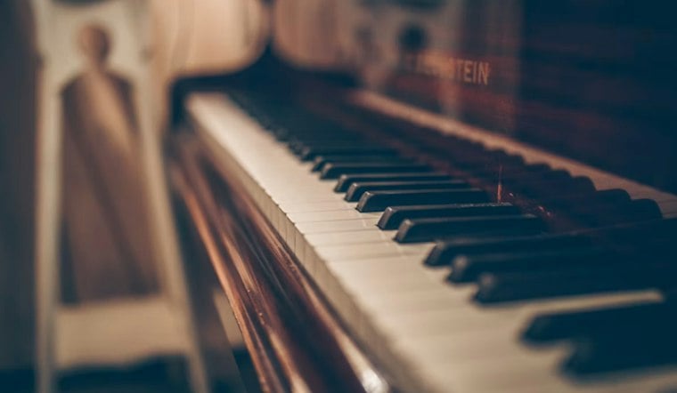 Las Vegas Piano Tuner Finds $10,000 Cash Under Lid After Viral Video