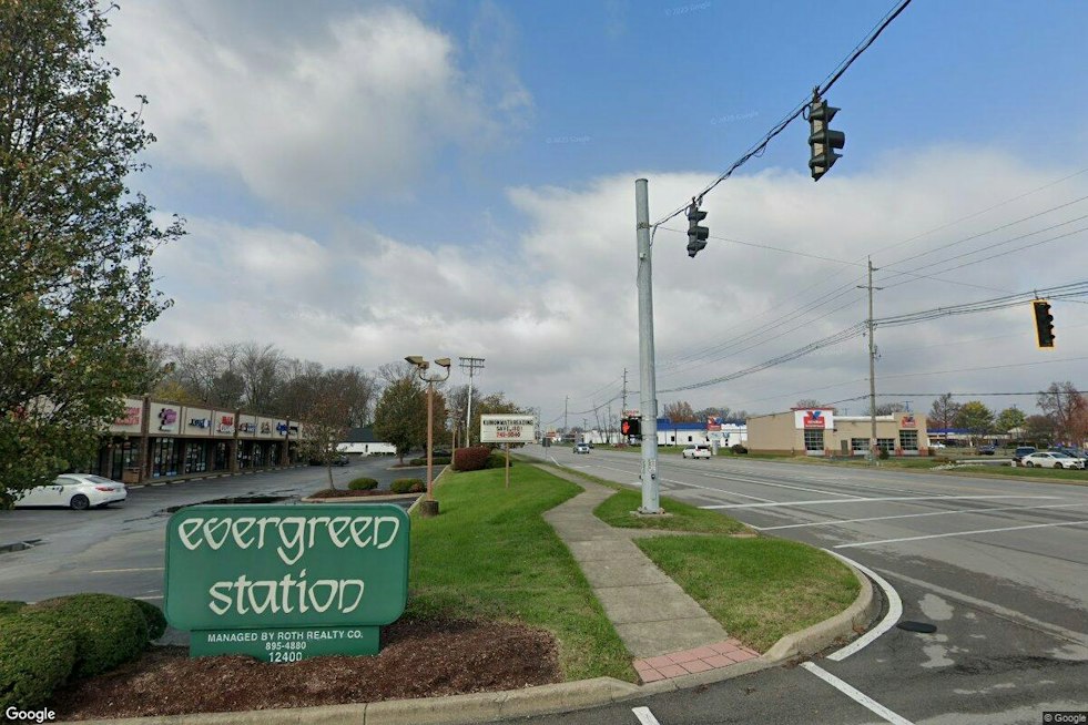 Louisville Man, 27, Dies Crossing Shelbyville Road as Driver Cooperates