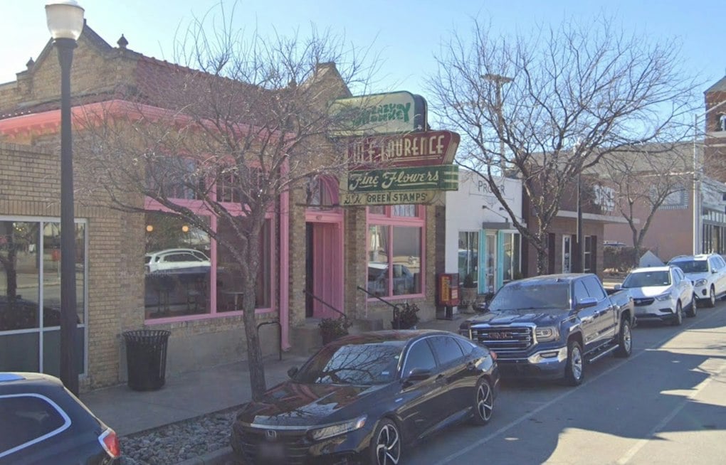 Mother-Daughter Duo Turns Food Truck Into Fort Worth's Pink-Hued Hit, Cafecito