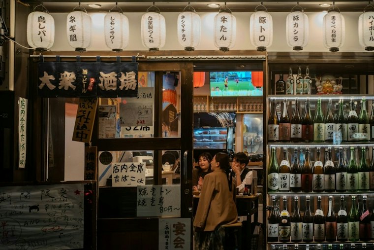 New Honolulu Izakaya Hides Above Piʻikoi Street With 22 Seats and a Sake Map