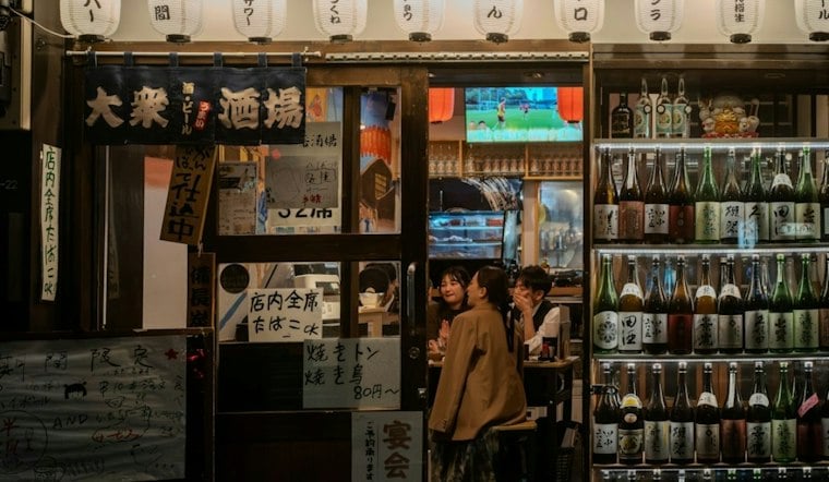 New Honolulu Izakaya Hides Above Piʻikoi Street With 22 Seats and a Sake Map