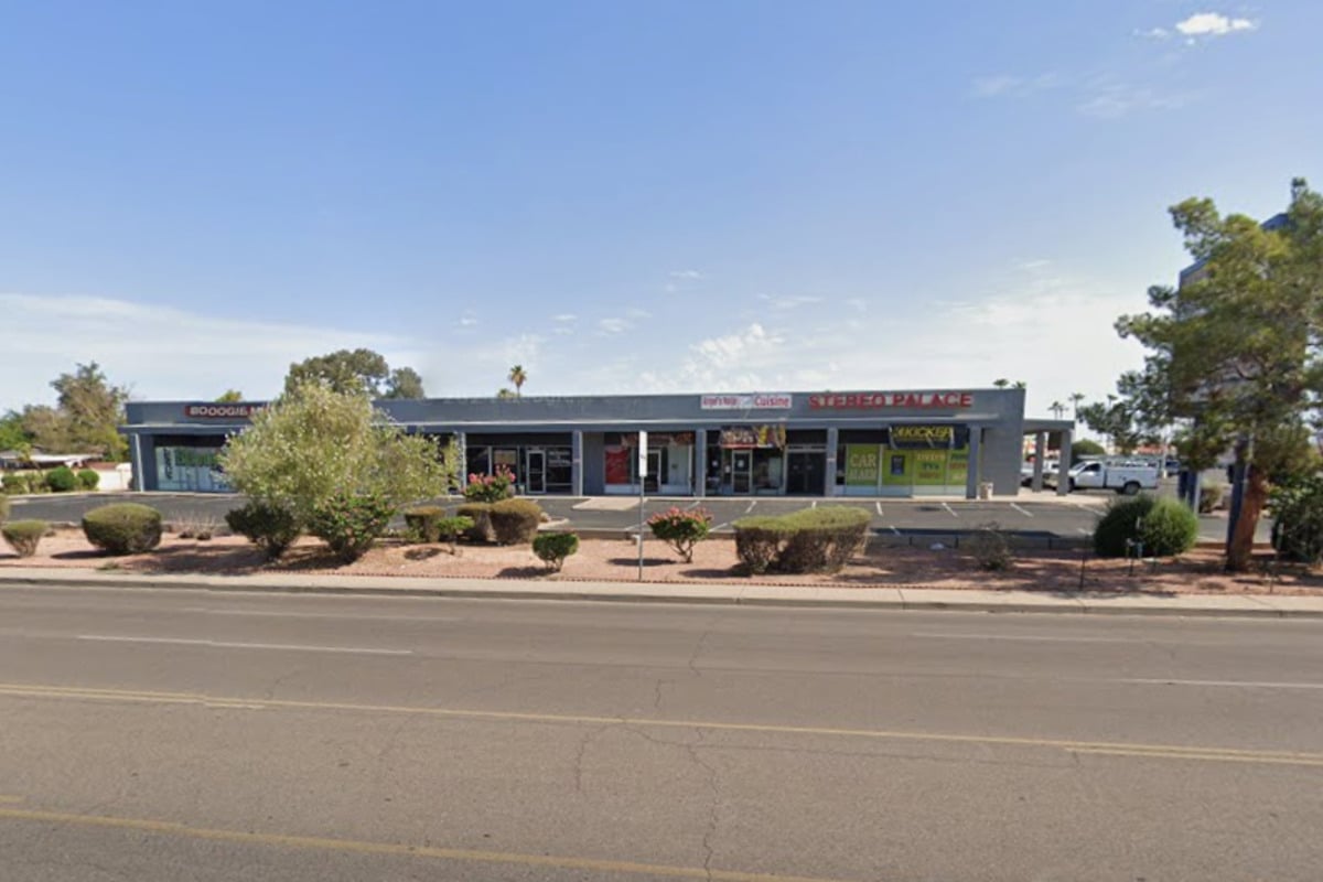 Northwest Phoenix Pizzeria Zane's Serves 32-Inch Pies Across From Moon Valley High
