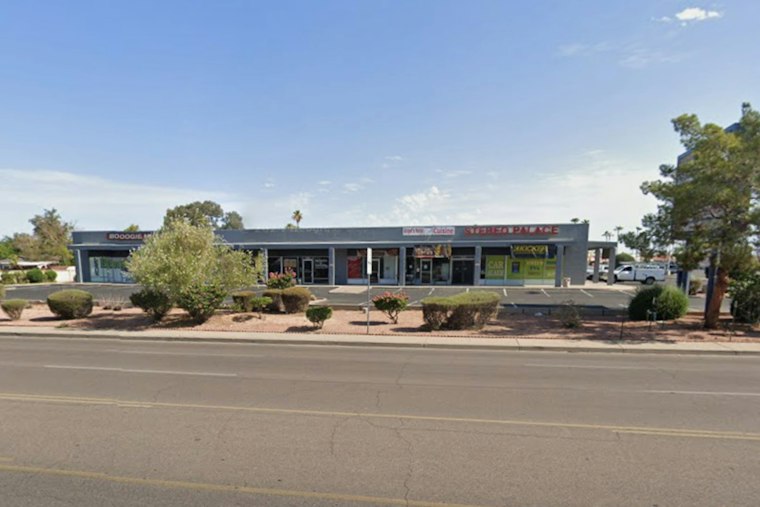 Northwest Phoenix Pizzeria Zane's Serves 32-Inch Pies Across From Moon Valley High