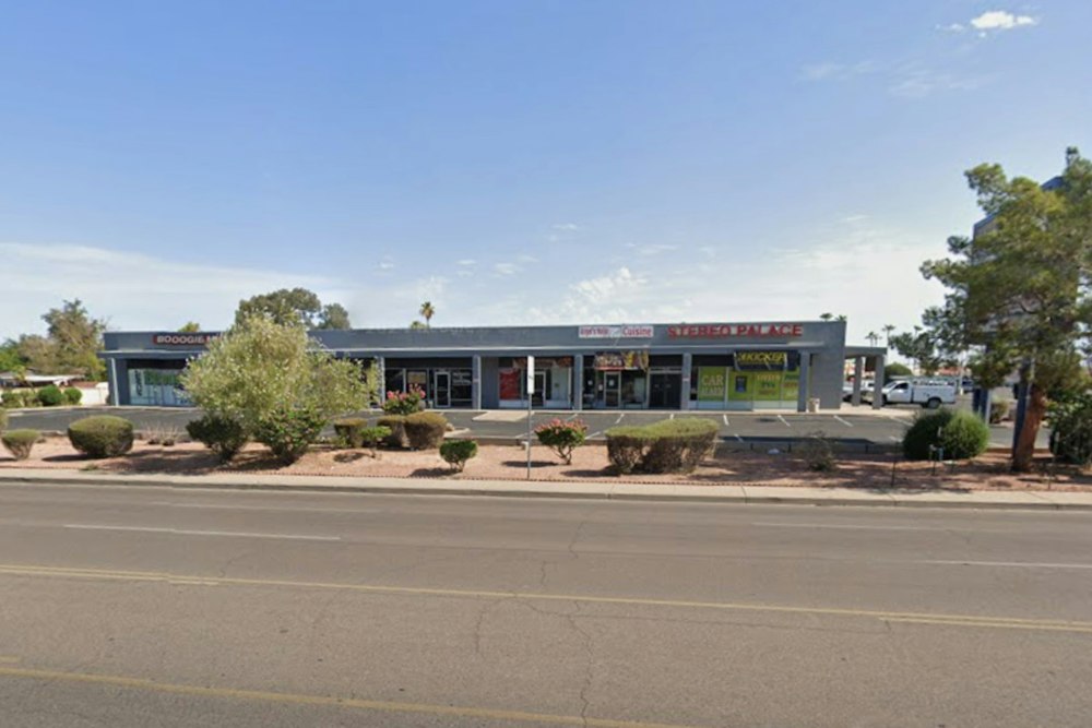 Northwest Phoenix Pizzeria Zane's Serves 32-Inch Pies Across From Moon Valley High