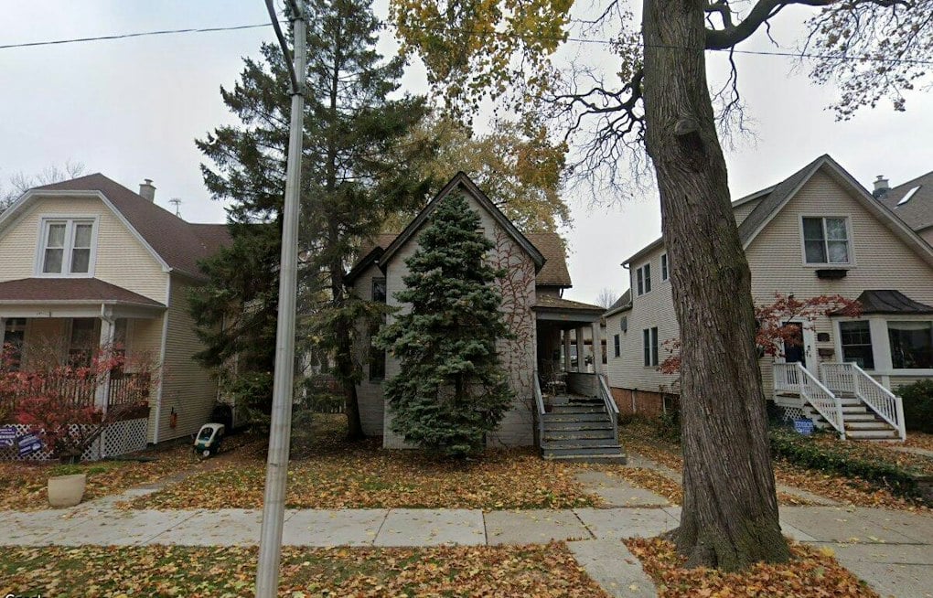 Ravenswood Teardown Gives Way to Two-Flat With Rooftop Deck on Eastwood