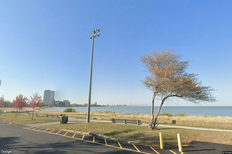 Stay Off The Piers: Wind-Whipped Lake Michigan Kicks Off Chilly Week In Chicago