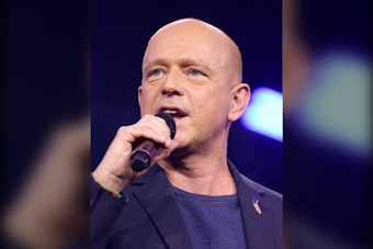Steve Hilton Confronts Westlake Street Vendors, Vows to Overturn CA Vending Law
