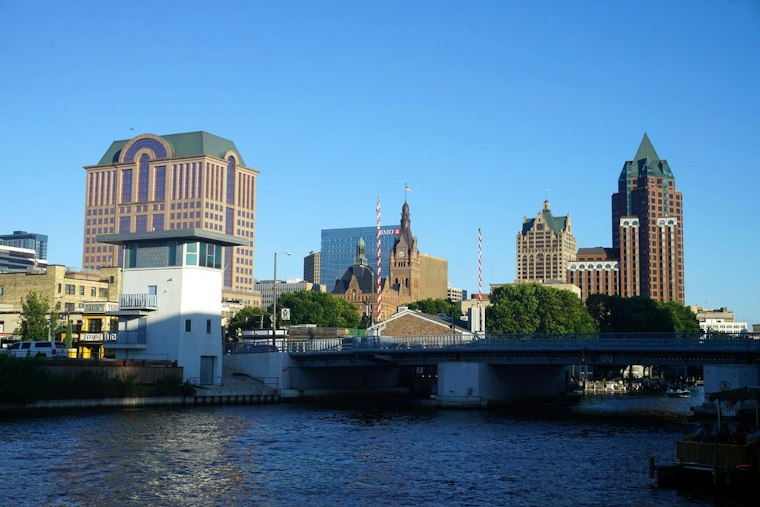 Sunny Milwaukee Monday to Get Rocked by Overnight Storms, Hazardous Lake Michigan Waves