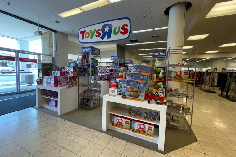 Toys R Us Reopens in Braintree as Chain Bets 120 New Stores Win Back Shoppers