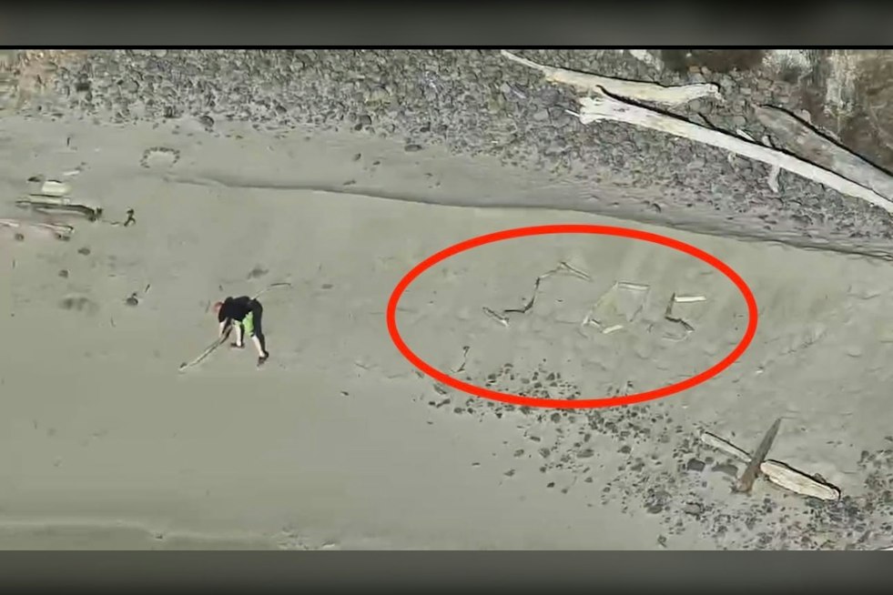 Trapped Oregon Tourists Spell SOS in Driftwood as Tide Traps Them for Hours