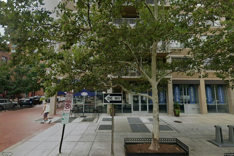 Tropical Smoothie Cafe Opens in Dupont, and the Old Sign Is Gone